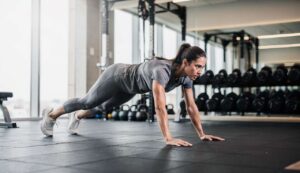 Bauchfett loswerden: Vergessen Sie Planks – Trainer empfehlen jetzt den Plank Walk-out