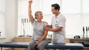 Schultersteife ab 50? Physiotherapeuten empfehlen diese Dehnübung statt Schmerzmittel
