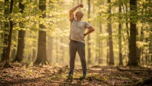 Rückenschmerzen im Frühling, Physiotherapeuten nennen die eine Ursache die viele ab 50 übersehen